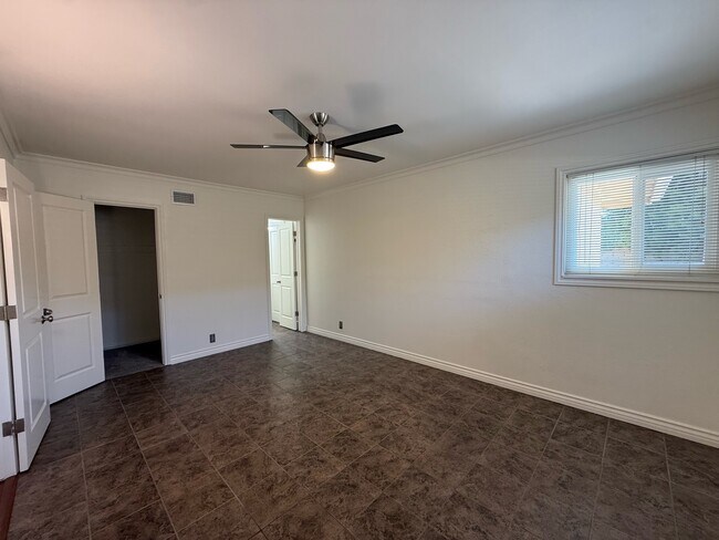 Building Photo - 1324 E Hickory Ln