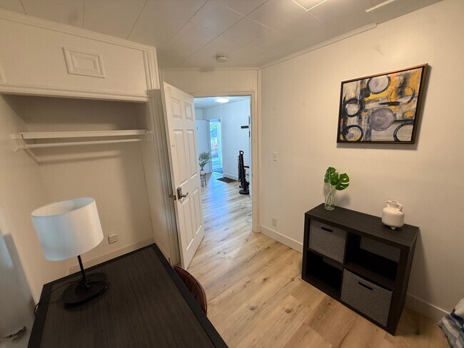Building Photo - Affordable Private Guy Room in Avenues/University Area - Main Floor