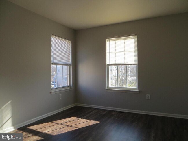Building Photo - 3606 N Carriage Ct