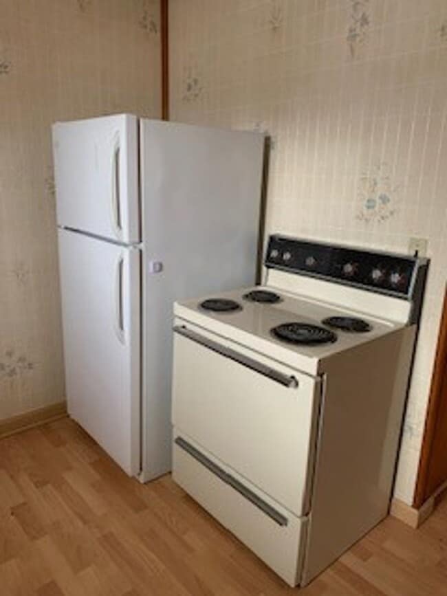 Building Photo - Large 3 BR 2 BA house w beautiful woodwork...
