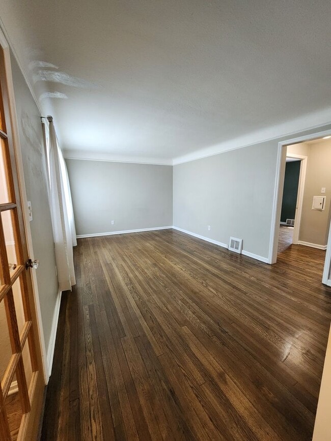 Building Photo - Beautiful 3 Bedroom Home For Rent