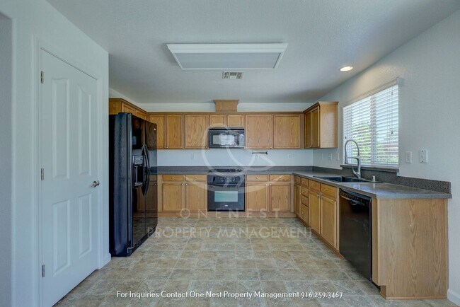 Building Photo - 4 Bedroom, 2 bathroom home with fenced yard