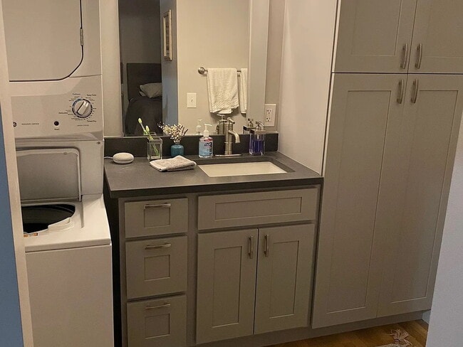 Building Photo - "Chic 1-Bedroom Urban Retreat in Vibrant Denver Locale!"