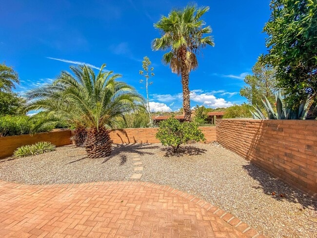 Building Photo - "Charming 2-Bed, 2-Bath Townhouse with Cozy Fireplace in Tucson's Scenic Sunrise Territory neighb...