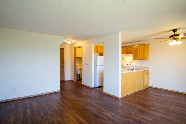 Building Photo - Great Piedmont 3 Bdr Townhouse w/Fireplace, DW + Garage!