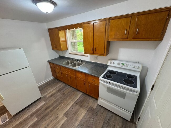Building Photo - Updated 2-Bedroom 1-Bath Ranch House, GORG...