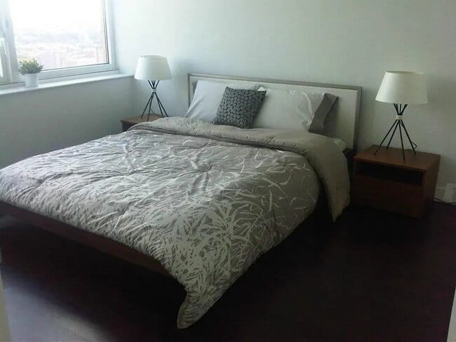 Building Photo - 306 Gold St