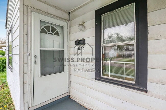 Building Photo - 1590 Vendome Dr S