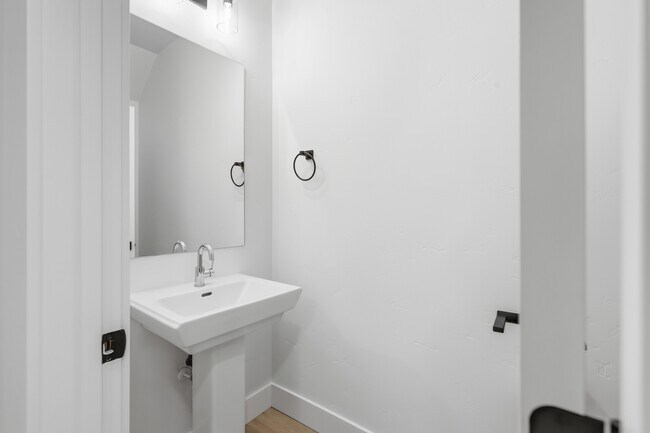 Building Photo - 2152 E Deep Purple Ln