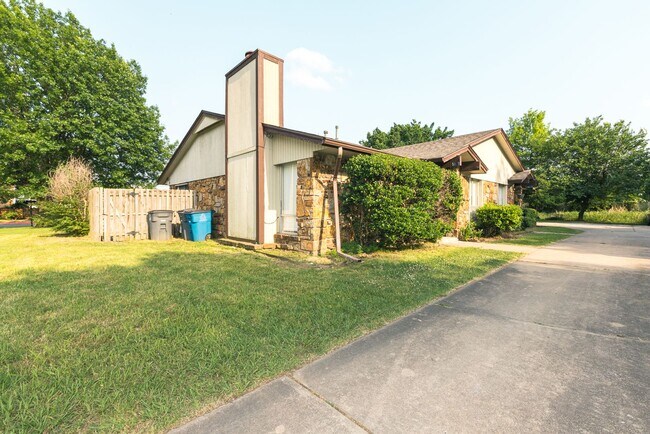 Building Photo - East 33rd Ct Duplex