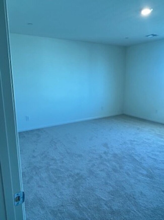 Building Photo - Spacious New Home with 5 Bedrooms in Hende...