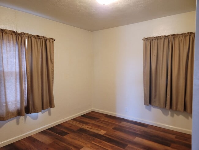 Building Photo - Move in Special see AD