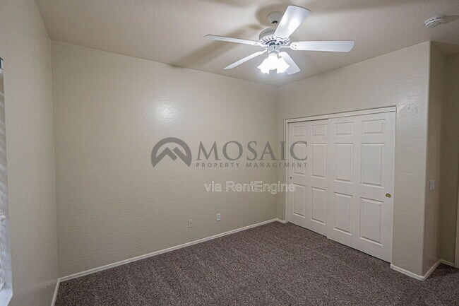 Building Photo - 883 E Powell Way