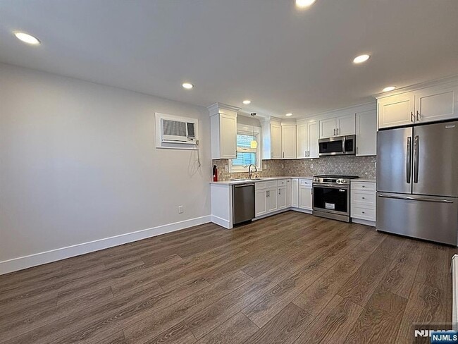 Building Photo - 682 Valley Brook Ave