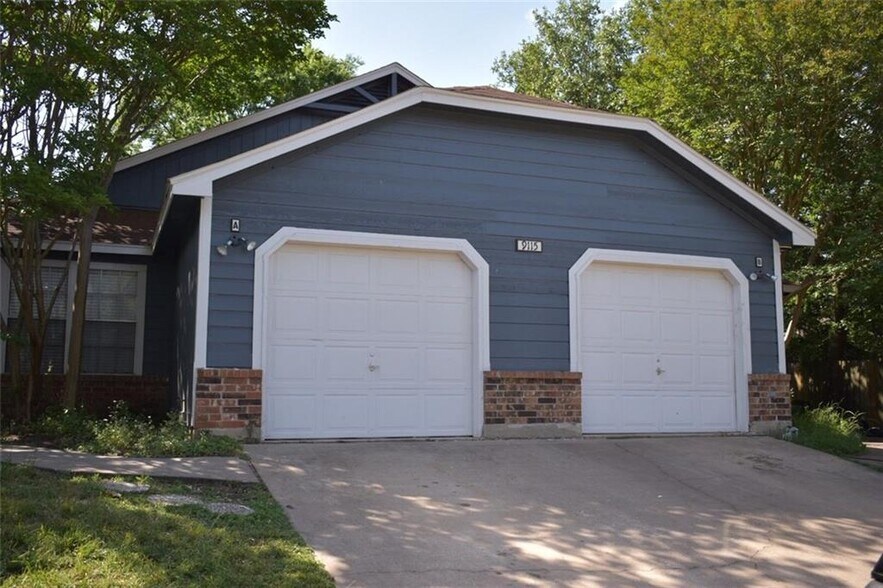 Front of duplex - 9115 Japonica Ct