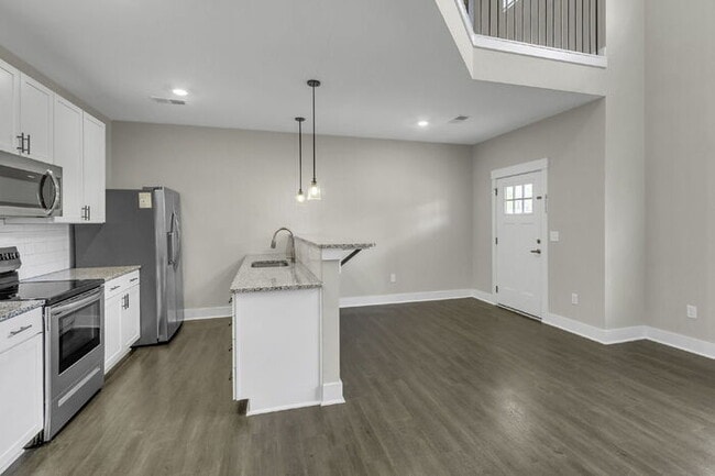 Building Photo - Modern 2BD, 2.5BA Townhouse with Large Loft in Travelers Rest