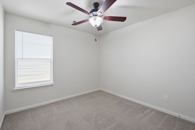 Building Photo - 3023 Legends York Dr