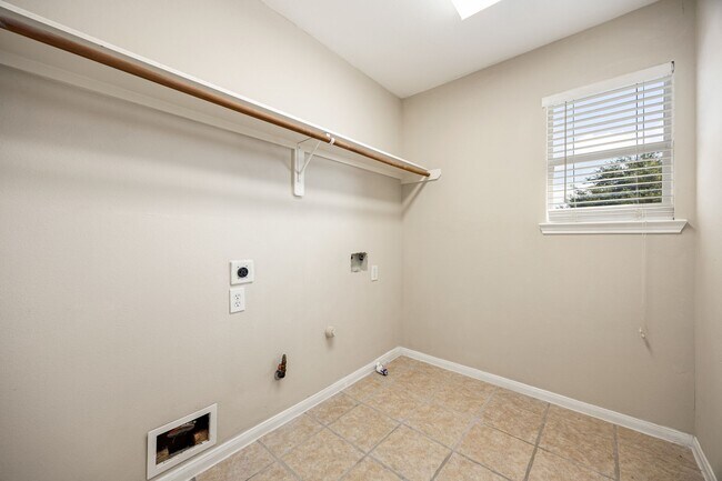 Building Photo - 10427 Lyndon Meadows Dr