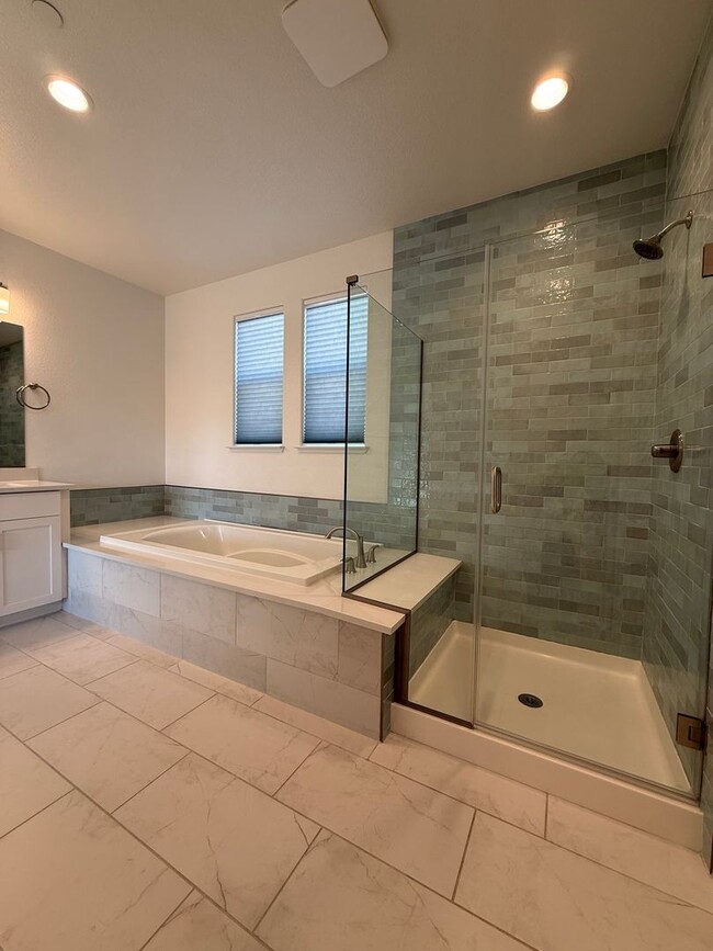 Building Photo - 2425 Waterside Dr