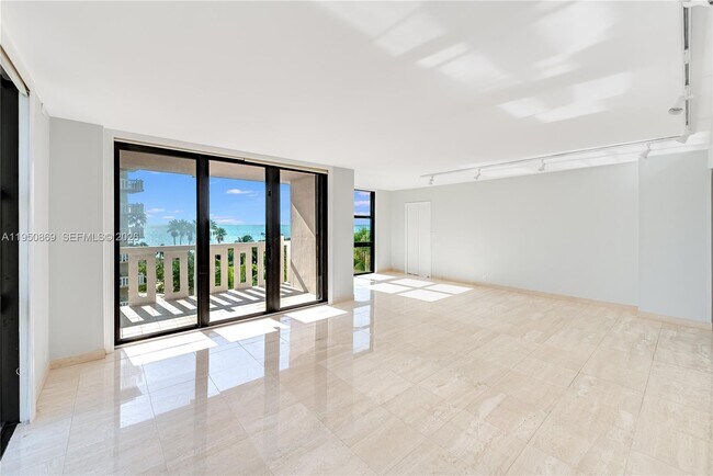 Building Photo - 1121 Crandon Blvd