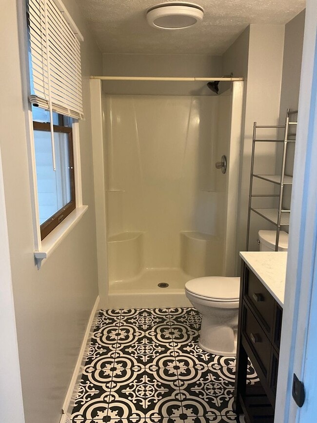 Building Photo - Spacious 3bed 3 bath Split-Level in Bethel...