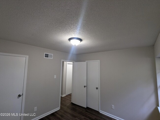 Building Photo - 2628 Hillcrest Dr