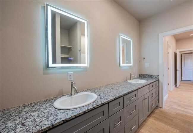 Building Photo - 915 Vly Oaks Ln