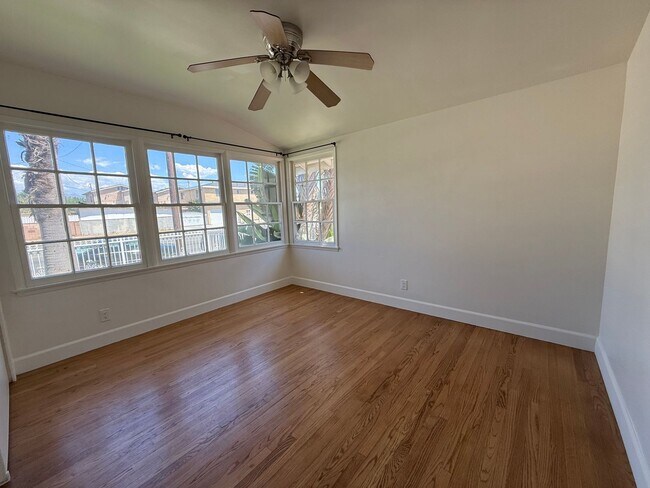 Building Photo - Newly Renovated Single-Family Home in Sun ...