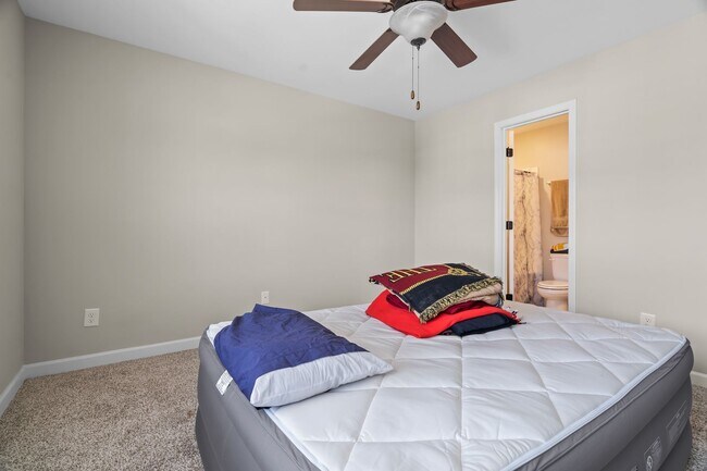 Building Photo - Marshall Farms Townhome Near Piney Green