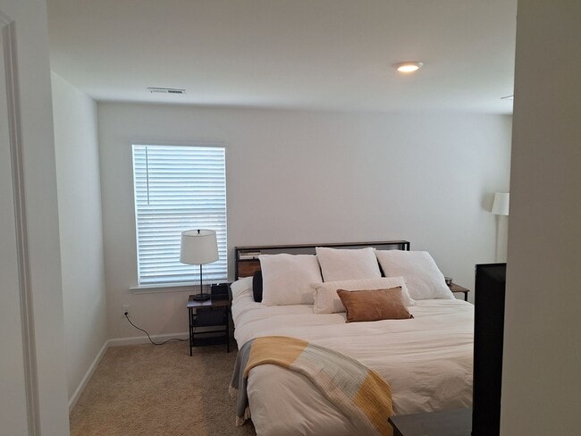 Building Photo - Lovely Four Bedroom Home  Appropriately 5 Minutes Away from Gate Ft Jackson and 30 Minutes from S...