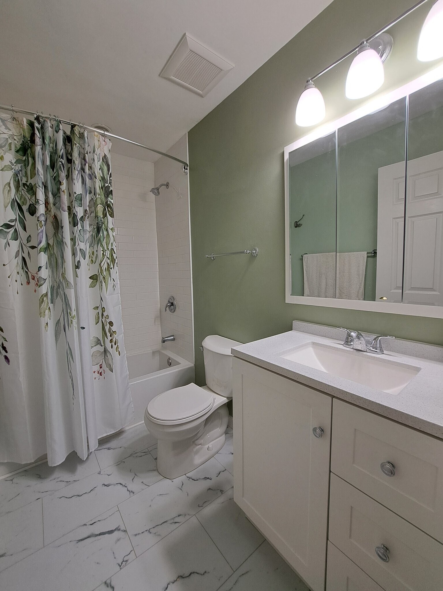 Building Photo - 2805 Schubert Dr