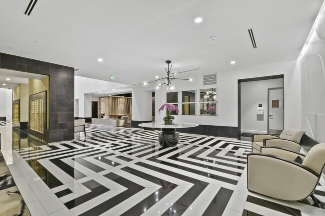 Building Photo - Stunning high rise unit in the affluent River Oaks District!