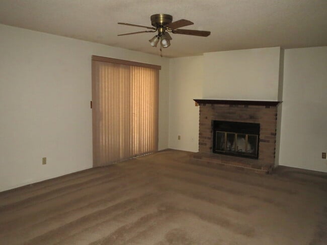 Building Photo - Well taken care of home in the heart of Clovis.