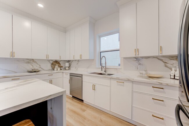 Building Photo - 1216 W 23rd St