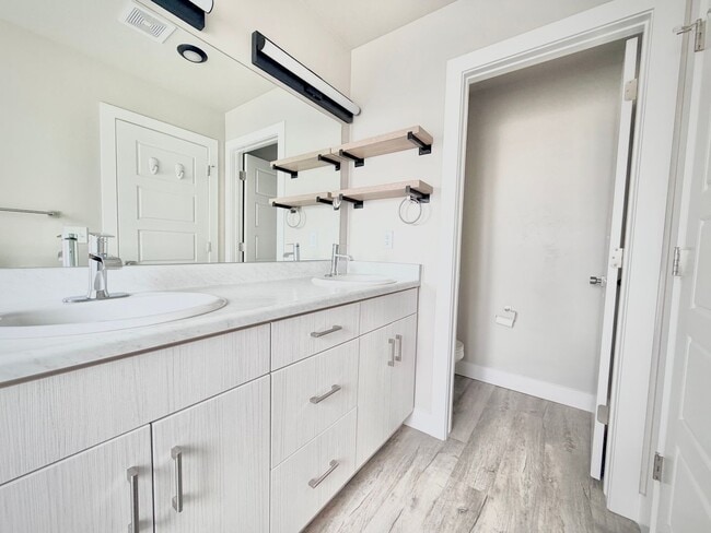 Building Photo - Beautiful 3-Story Townhome | 4 Bedrooms | 3 Baths | 2-Car Garage | Hyrum, Utah