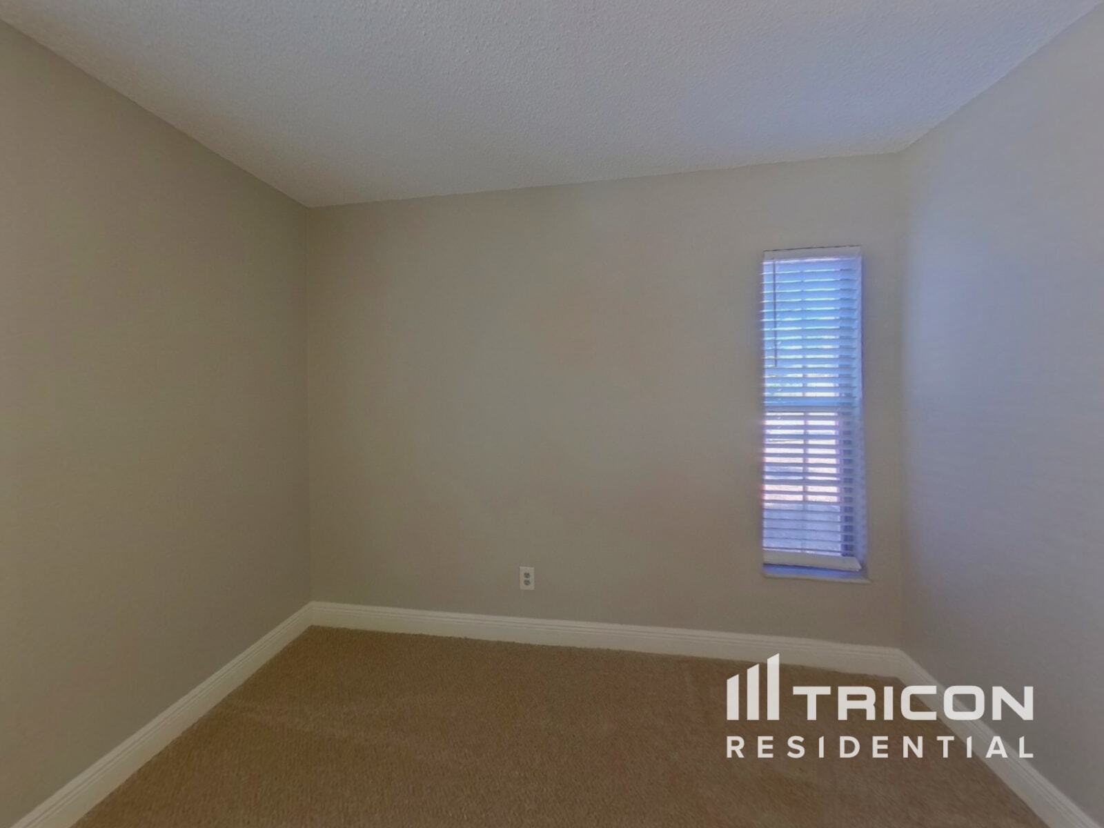 Building Photo - 1906 Radcliffe Dr N