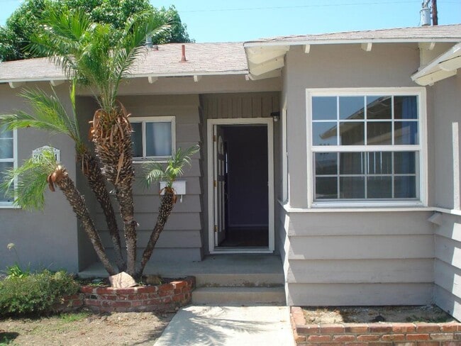 Building Photo - TORRANCE 3 BEDROOM 2 BATHROOM HOUSE FOR LEASE! AVAILABLE 4/1
