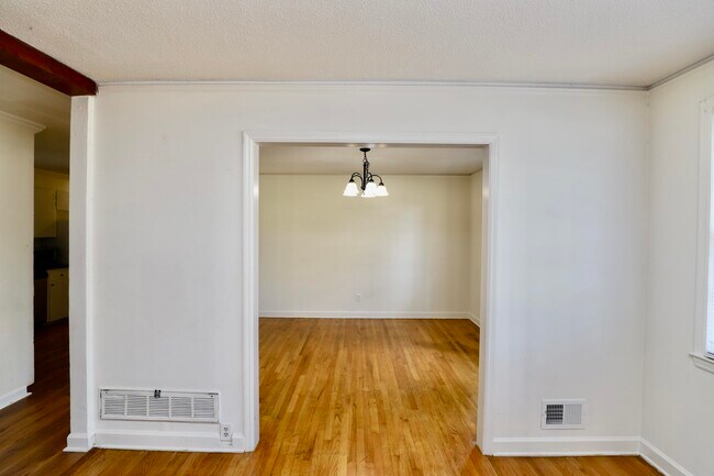 Building Photo - 1912 Dominion Dr