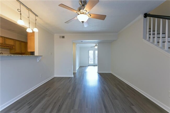 Building Photo - 4943 Meadow Ln