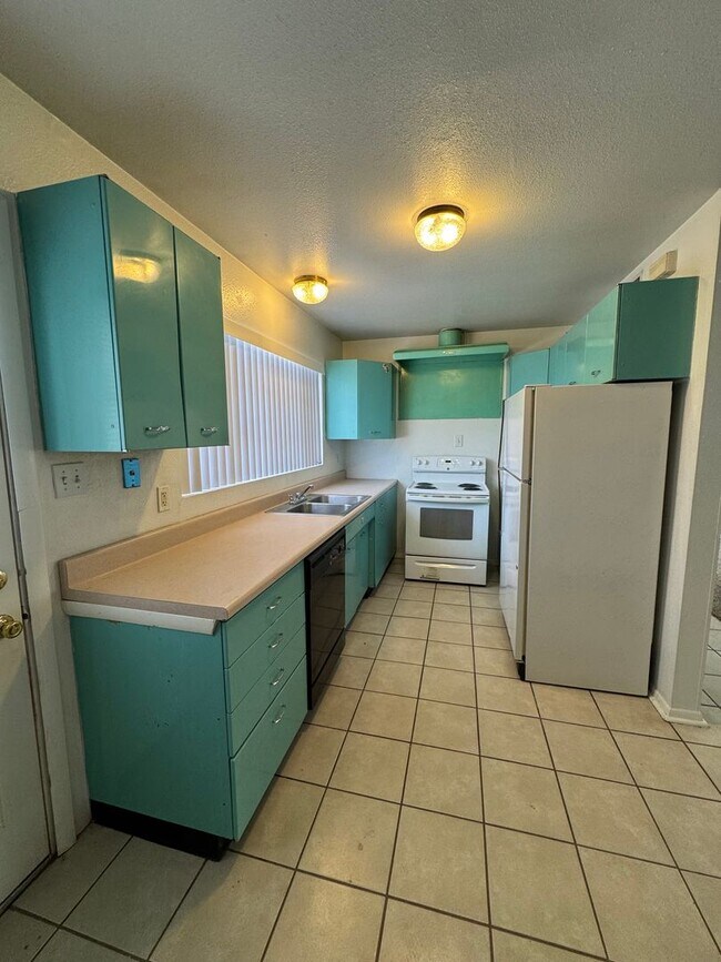 Building Photo - Pet Friendly property!