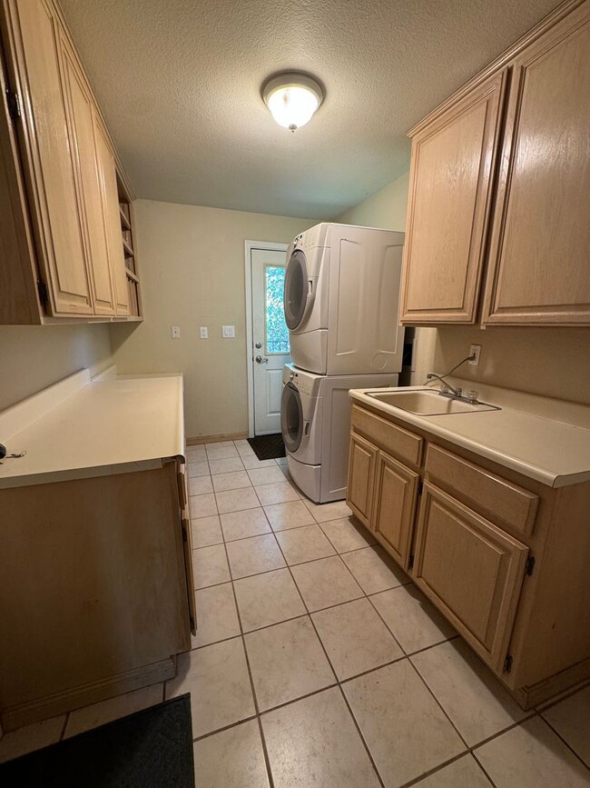 Building Photo - Scenic North Auburn Living – 1 bedroom 2-S...