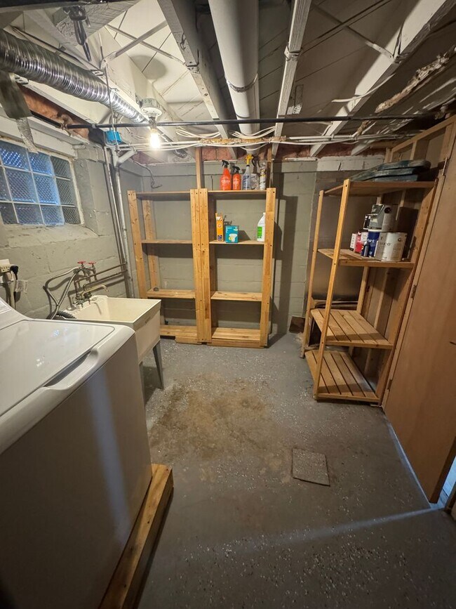 Building Photo - Coraopolis - 3 Bedroom, 1 Bath - Charming ...
