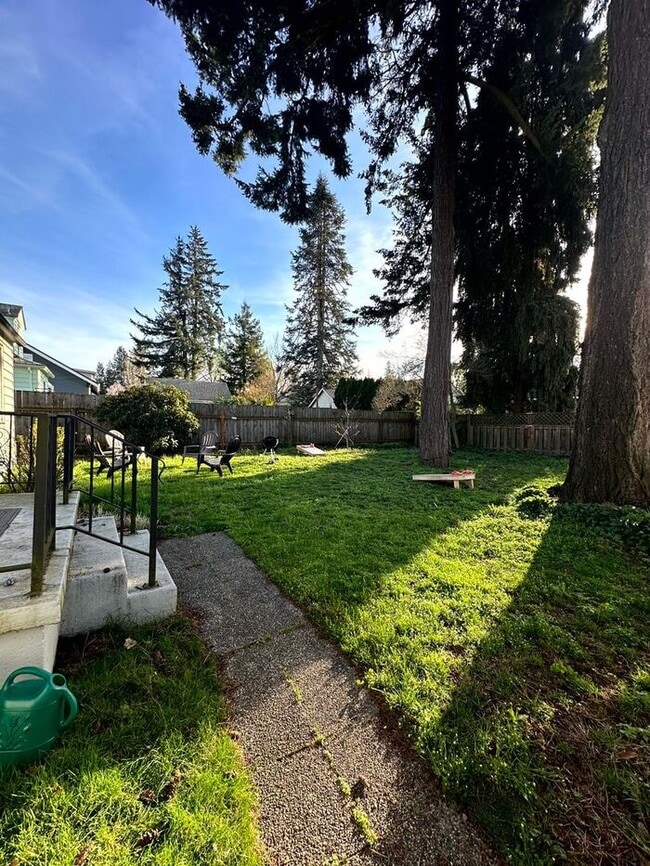 Building Photo - Charming Fully Furnished Bungalow Rental with Modern Amenities in Roseway!