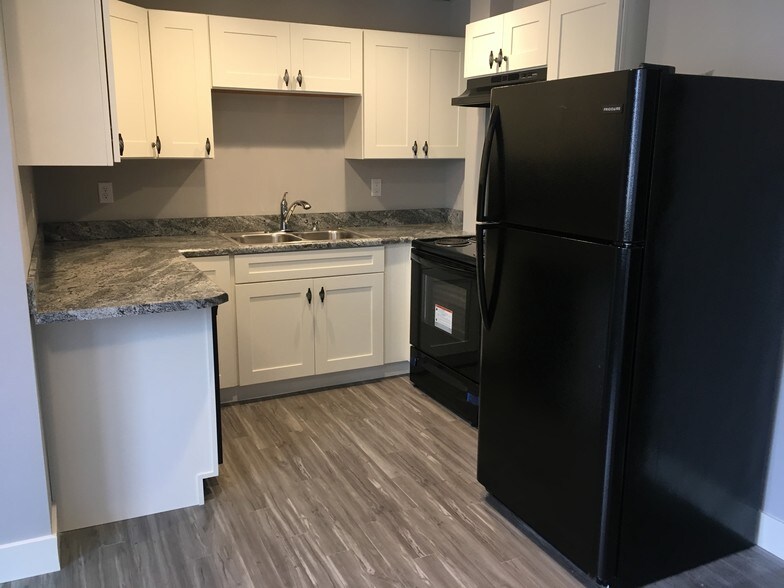U shape kitchen with bar stool counter - 421 N 20th St