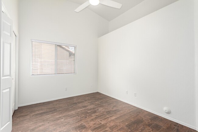 Building Photo - 9003 E Aster Dr