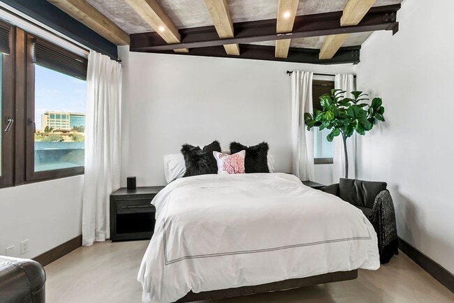 Building Photo - Perfect Beach Getaway! Hotel-like Studio Home in Secured High-rise Building With Breathtaking Bay...