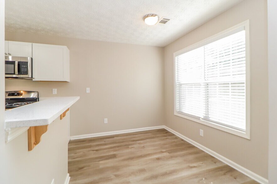 Building Photo - 2975 Northcliff Dr