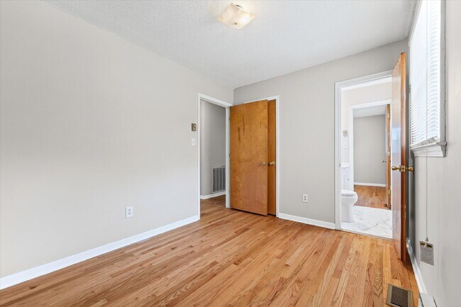 Building Photo - 3 Bedroom / 2 Bathroom Home on .78 Acres