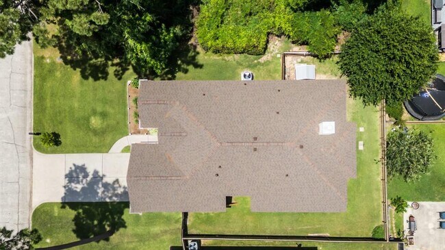 Building Photo - 12714 Lakeshore Dr