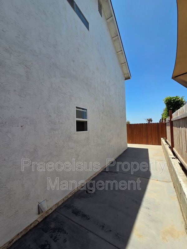 Building Photo - 1078-A Fuchsia Lane